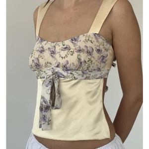 Topp  - Super söt blommig topp🤍