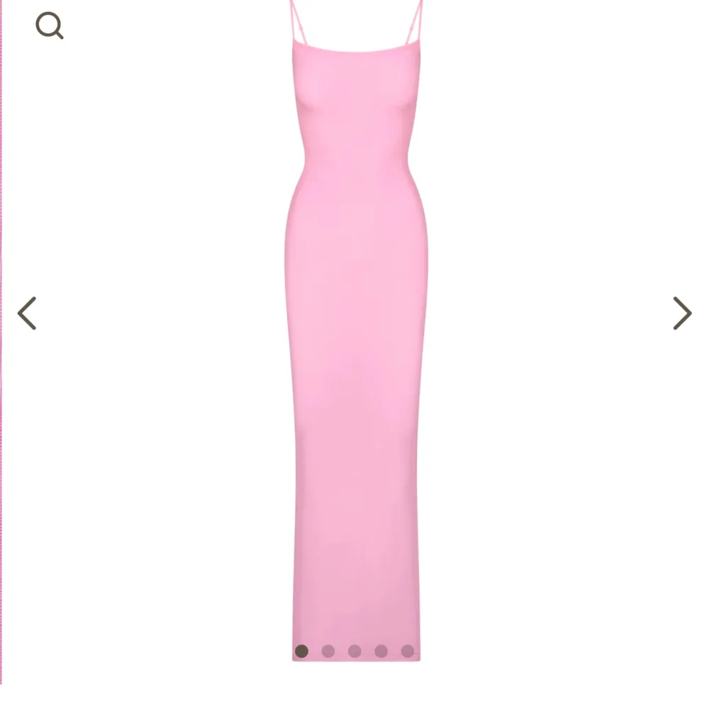 Säljer min helt oanvända skims klänning i storlek S  Slutsåld på hemsidan   . Klänningar.