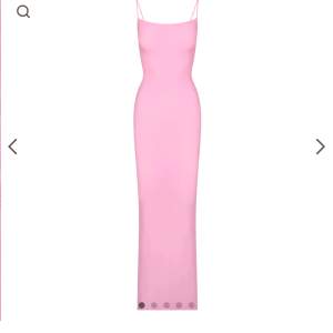 Säljer min helt oanvända skims klänning i storlek S  Slutsåld på hemsidan   