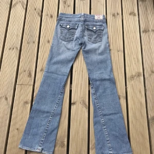 True religion jeans - Säljer dessa fina true religion jeansen som är köpta här på plick men tyvärr för långa på mig. Köpare står för frakten!