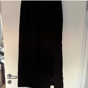 Kostymkjol BIANCA - Svart lång kostymkjol med slits från BIANCA. Oanvänd med prislapp kvar. Säljer även matchande kavaj bland mina andra annonser! 