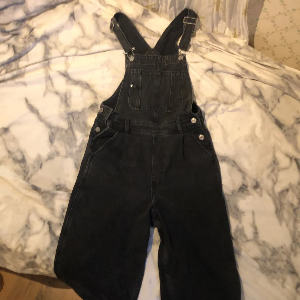 Svarta hängselbyxor från H&M, använda+bekväma, passar till mycket 💕. Jeans & Byxor.