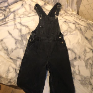 Svarta hängselbyxor  - Svarta hängselbyxor från H&M, använda+bekväma, passar till mycket 💕