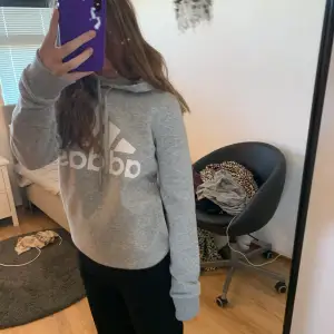 Helt ny Adidas hoodie som jag säljer för jag köpte fel färg, jätteskön och aldrig använd🤍 Skirv vid fundering💕 