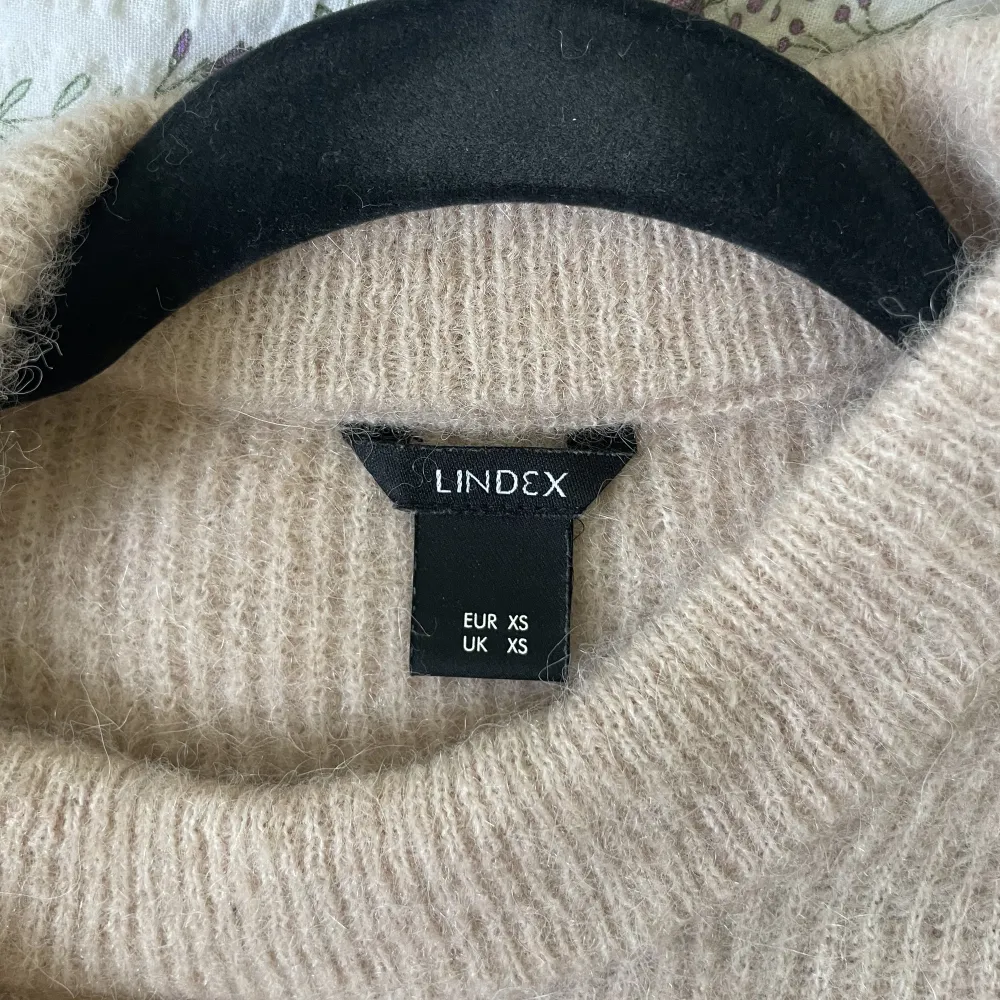 Ljusrosa/ beige stickad tröja från Lindex. I storlek XS i bra skick. . Stickat.