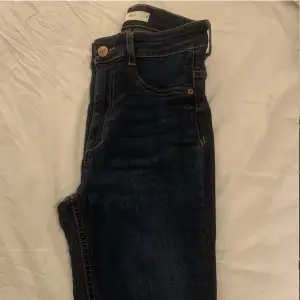 Molly jeans från Gina Tricot i strl S, endast använda ett par gånger. Köparen står för eventuella fraktkostnader. 