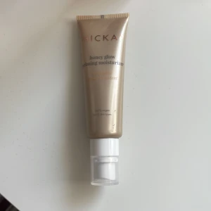 Hickap honey glow priming moisturizer - Köpte för ca 3 dagar sedan men vill inte ha den längre då jag åker utomlands snart och vill köpa något annat där istället. Testad 1 gång och gillar verkligen denna. Köpt gör 299kr. Säljer för 180kr (ni kan pruta) 