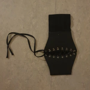 Corset svart - Denna sjukt snygga korsetten måste jag tyvärr slänga eftersom den inte längre passar in i min stil💔 Köpte den på SHEIN ungefär 1/2 år sen!🖤