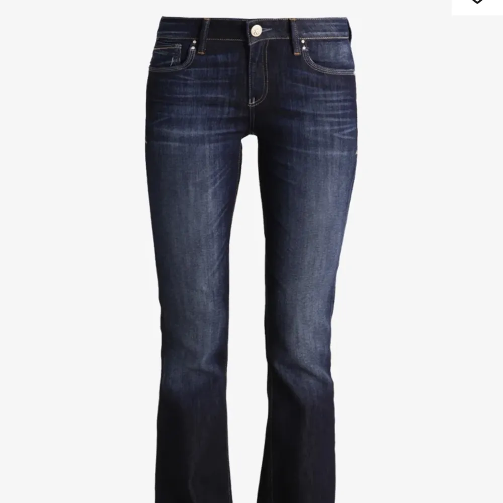 Jag säljer dessa blåa lågmidjade/midwaist jeans. De är från Mavi och jag säljer de för att jag har vuxit ur dom. De är i storlek 25/30. De är helt slutsålda och jag kan diskutera pris! De är smarsamt använda.. Jeans & Byxor.