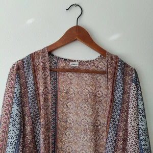 Genomskinlig topp  - Jättefin mesh "kofta", köpt cirka 2014 från Gina så finns inte längre i butiken. Lång och härlig till sommaren. 🌼