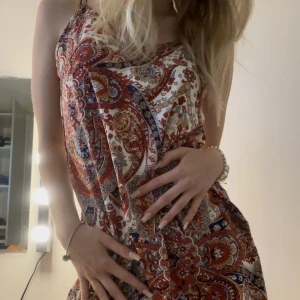 Klänning  - Säljer denna mönstrade sommar klänning  då den inte kommer till användning 💕ALDRIG ANVÄNT