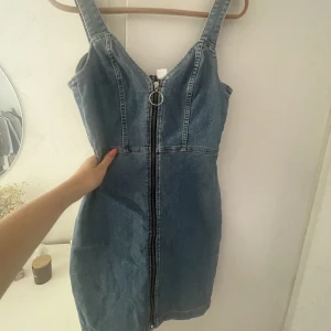 Jeansklänning - Cool blå klänning i jeansmaterial. Passar mig med stl S