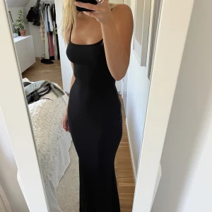 Helt ny Skims klänning - Helt ny svart skims klänning i strl xs. Jag är 168 cm lönt för preferens❤️KÖP DIREKT FÖR 700kr!!!!! 