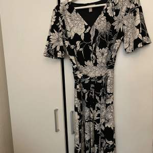 En fin klänning från H&M med knytning runt midjan. Använd ett fåtal gånger, inga defekter. Perfekt nu till sommaren!