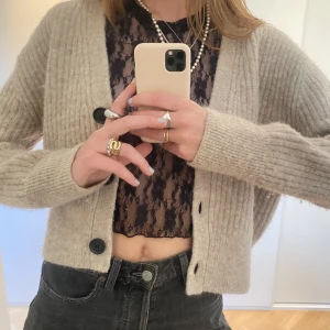 Stickad kofta - Så najs stickad kofta i beige med svarta knappar!😍😍 Perfekt att ha för att slänga över en party topp och perfekt till sommarkvällar💓💓 Nypris: ca 700/800kr