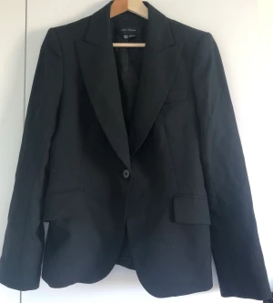 SVART ZARA BLAZER - Svart zara blazer i bra skick. Sitter jättefin! Material kan ses i bilden! Storlek 40 men kan vara lite oversize i andra storlekar