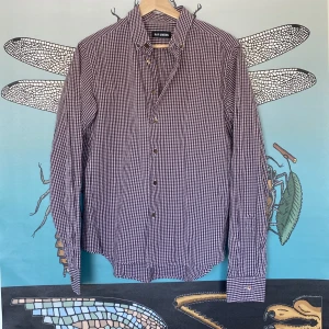 Raf Simons skjorta - En rutig skjorta ifrån Raf Simons. Passformen passar är bredare i axlarna och smalnar av vid bröstkorgen. Skjortan är också relativt cropped.