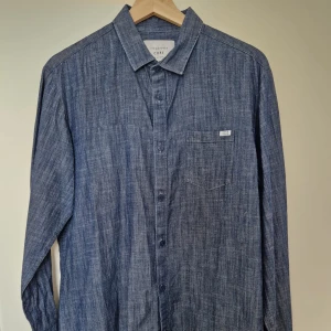 Skjorta - Jeans liknande skjorta från Jack & Jones. (Skick 8/10).