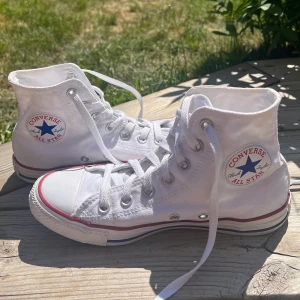 Converse höga  - Säljer nu mina super fina vita höga Converse. De är mycket fint använda och helt vita, köpta för halvår sedan. Inprincip som nya. Perfekta till sommaren😍😍 orginalpris runt 800kr, mitt pris 300🥰
