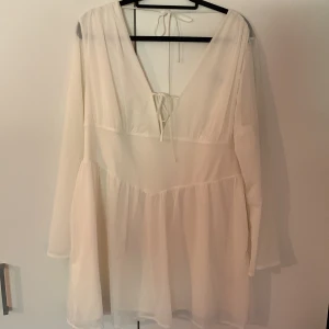 Vit klänning  - Helt ny klänning från HM aldrig använd. Var min ”plan b” klänning på studenten men behövde den aldrig. Genomskinlig rygg och armar 