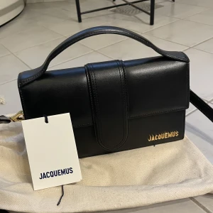 Jacquemus Le Grand bambino - Säljer min jacquemus väska, le Grand bambino, inköpt 2021 på mytheresa. Kvitto finns, vid köp medföljer dustbag, tags och lådan den kom i. Inget större att anmärka på, liten repa som ni ser på sista bilden men inget som är så synligt. Fler bilder finns ☺️