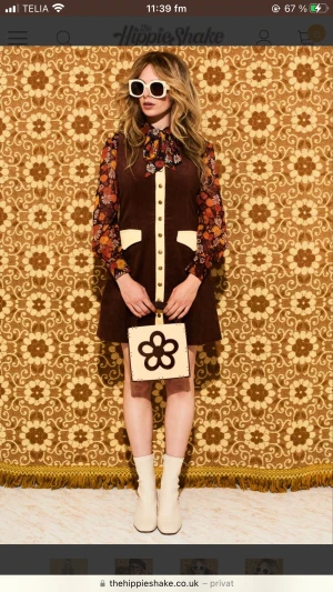 Hippie Shake Pinafore Klänning - Inköpt för ca 1000kr av det brittiska märket ’Hippie Shake’, det är en retro corduroy klänning i brun färg.   Det passar en XS-S, UK size 6.  Knappt använd, utmärkt skick, säljer den för det är inte min stil längre.  Pris kan diskuteras :)