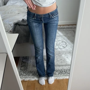 Lågmidjade jeans från Lucky Brand - Lågmidjade mörkblått jeans från Lucky brand. Tidigare köpa secondhand men är helt som nya💘