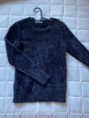 Lurvig tröja - Lurvig mjuk och sjukt fin tröja perfekt till sena sommarkvällar! Storlek M/L men sitter snarare som en XS/S. :)) Helt oanvänd endast testad!