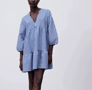 Klänning  - En fin blå vit rutig klänning från zara. Priset kan diskuteras och skriv för fler bilder💗