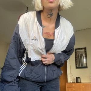 Adidas windbreaker retro - säljer denna mycket snygga adidas 90’s vindjacka. Använd men i fint skick! Storlek M i herr så den är oversize!