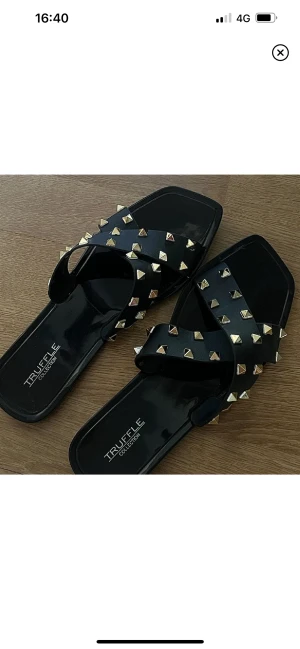Tofflor med nitar - Helt oanvända tofflor med nitar från ASOS!💕 går inte att köpa längre. Strl 39🤍 unika & passar till ALLT i sommar!