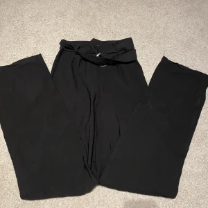 svarta cargobyxor - tunna byxor med inbyggt skärp, det är väldigt smala i midjan. köpt från new yorker och använda en del 
