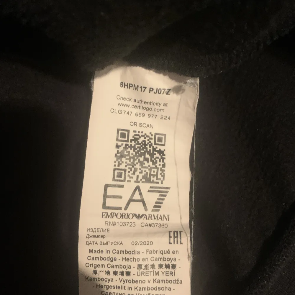 Tjena tänkte sälja en EA7 hoodie som är i ett bra skick och använd några gånger men går att använda många många gånger till jag säljer den för att den it passar och vara sitter i garderoben, hör av er för frågor osv. Tröjor & Koftor.