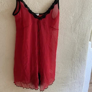 Nattlinne  - Säljer ett supersnyggt nattlinne med coola detaljer❤️‍🔥 Från Topshop, storlek 38🖤