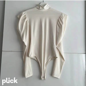 Crémevit body - Crémevit body från bershka med puffiga axlar. Använd ett fåtal gånger🌸