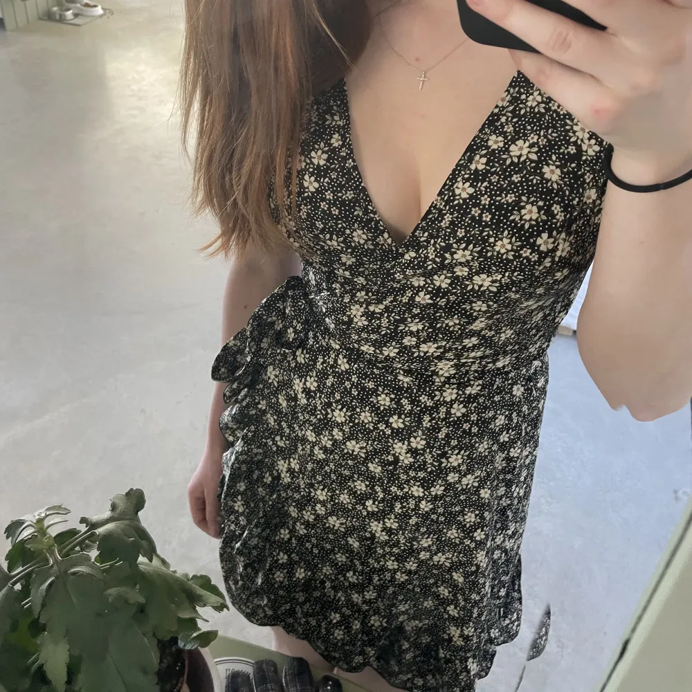 Säljer denna klänning då den är för tajt i bröstkorgen och axlarna på mig. Fin svart klänning med blomm mönster. Använd gärna köp nu. Kontakta mig för frågor eller fler bilder . Mekot.