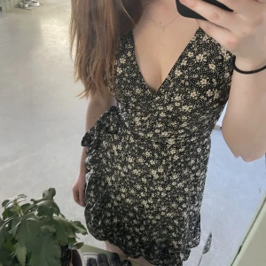 Sommar klänning  - Säljer denna klänning då den är för tajt i bröstkorgen och axlarna på mig. Fin svart klänning med blomm mönster. Använd gärna köp nu. Kontakta mig för frågor eller fler bilder 