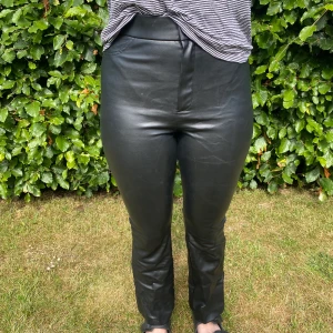 Läderbyxor från zara - Svarta fakeläder byxor från zara i storlek xs. Knapp och dragkedja framtill. Lätt bootcut nertill
