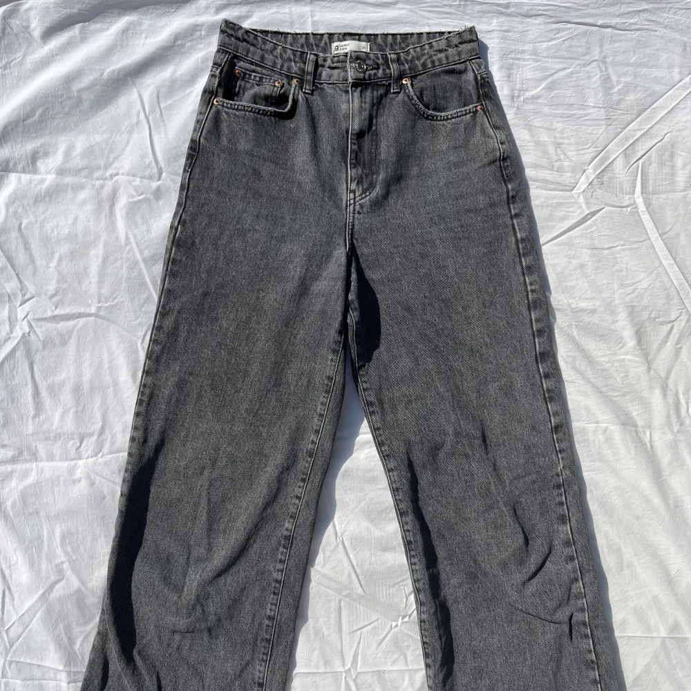 Vida gårsvarta jeans från Gina 💗 otroligt snygg passform med hög midja, gått skick utan defekter . Jeans & Byxor.