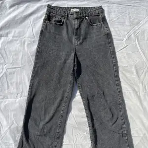 Vida gårsvarta jeans från Gina 💗 otroligt snygg passform med hög midja, gått skick utan defekter 