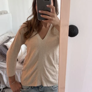 Trekvartströja  - Jättefin fin stickad trekvartströja i begie från mango. Den är i st m men passar även s. Skriv för fler bilder!