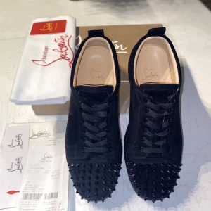 Christian Louboutin skor svarta  - Christian Louboutin skor i svart färg, det är storlek 43 men dom passar till 42 också.