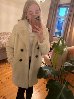Jacka  - Världens mysigaste teddyjacka. Helt perfekt modell! Den är använd men har inga defekter, fräsch och fin💖 Säljer endast pga den är för kort för mig i armarna, är 170 cm lång!  