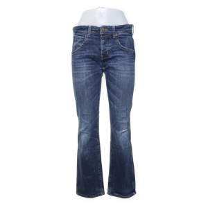 Vintage jeans från WRANGLER som tyvärr inte passade. Lågmidjade och bootcut! PRISET KAN DISKUTERAS Hör av er om ni har frågor❤️ Midjemått: 82cm