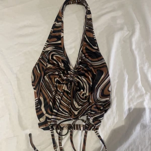 Mönstrad halterneck  - Säljer en mycket fin halterneck med ett vackert mönster, inga skador alls. 