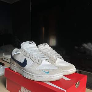 Nike Dunk Low, köpta för c.a en månad sen och har knappt använt dom. Anledning är att de är lite för små för mig. Nypriset var 1350kr.  Köpare står för frakt. Priset är inte hugget i sten.