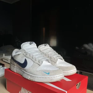 Nike Dunk Low - Nike Dunk Low, köpta för c.a en månad sen och har knappt använt dom. Anledning är att de är lite för små för mig. Nypriset var 1350kr.  Köpare står för frakt. Priset är inte hugget i sten.