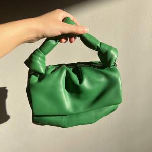 En söt grön miniväska från ”Zara” 🦎💚Endast använd en gång.  