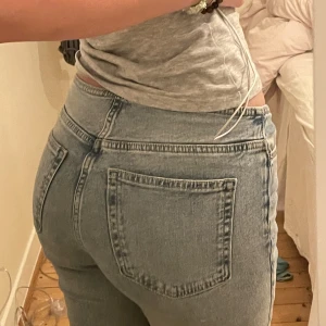 Lågmidjade bootcut jeans - Säljer dessa svinsnygga lågmidjade bootcut jeansen från H&M! Jag köpte dom för,, kanske två år sen? Och har haft på mig dom ofta.. men jag har glömt att jag hade dom vilket betyder att det är dags för någon annan att ta över dom!! 💕💕