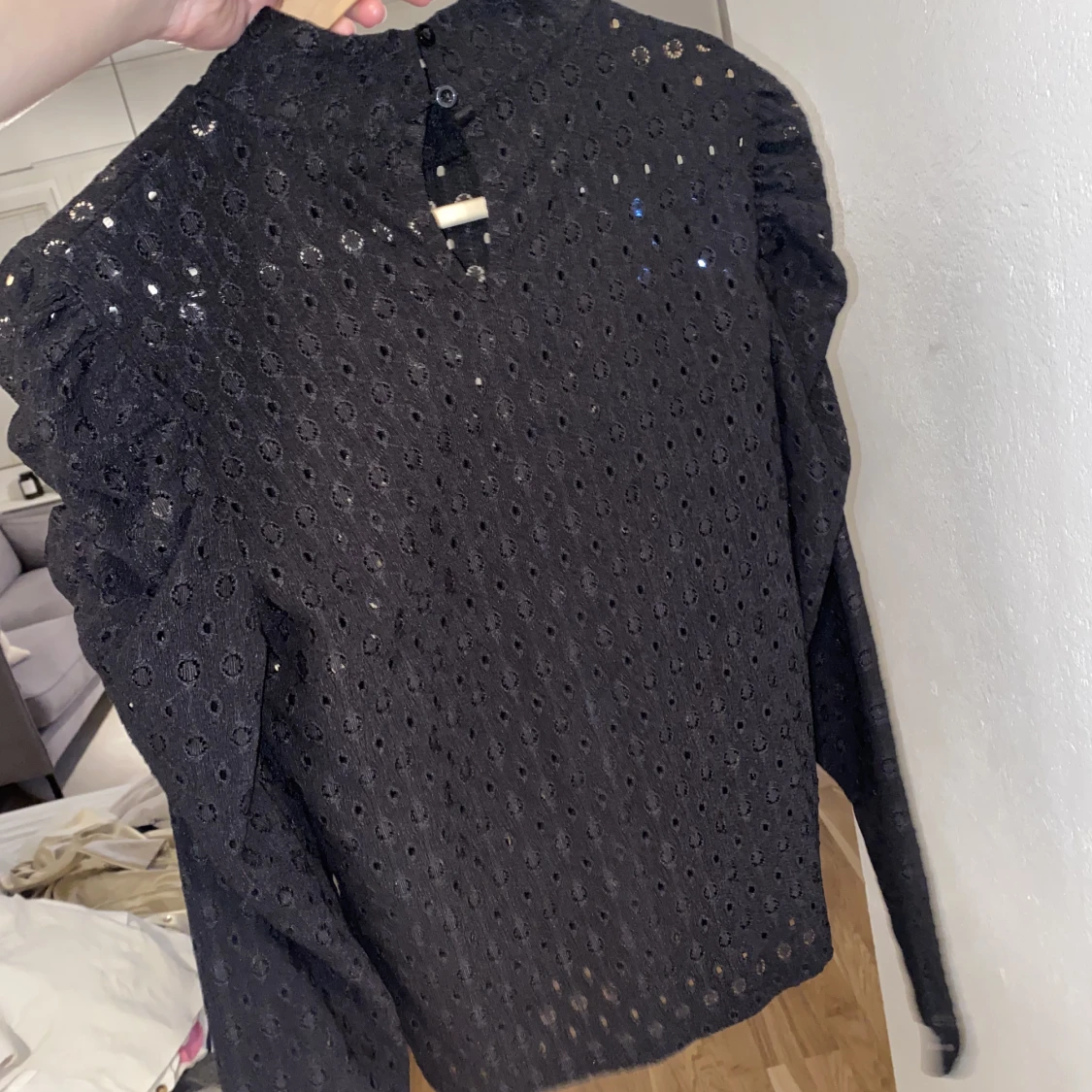 Hålmönstrad blus  - 91